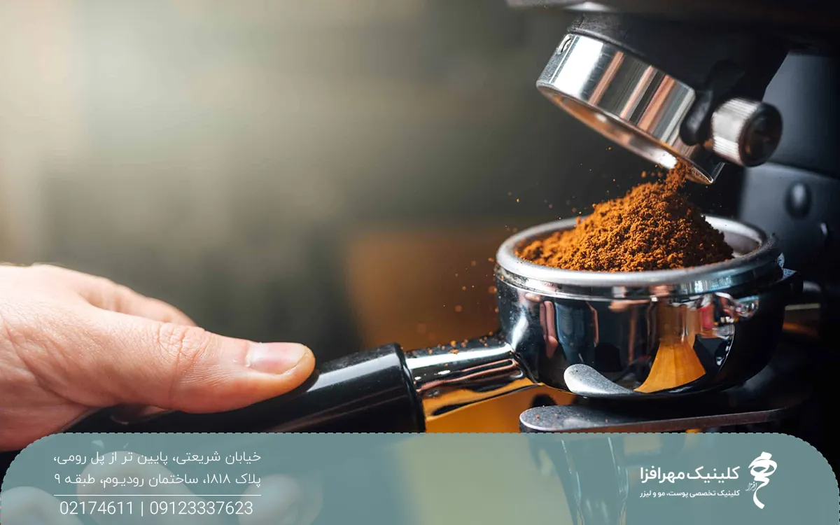 فردی که پودر قهوه را در پرتافیلتر اسپرسوساز ریخته و در حال درست کردن قهوه است