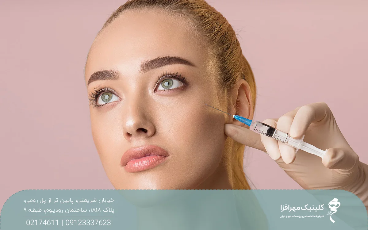عکس دختر با پس زمینه صورتی و دست پزشکی که سرنگ حاوی فیلر را در کنار گونه او گرفته است
