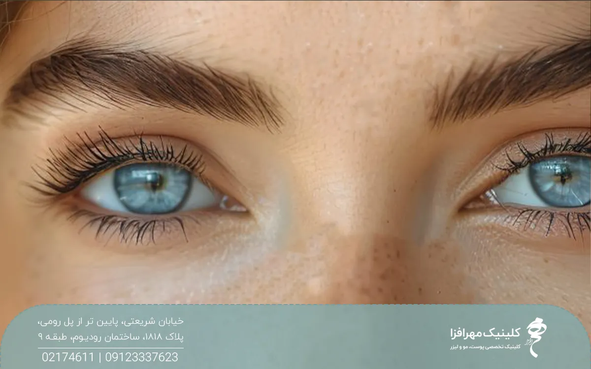 عکس از چشم و ابروی فردی که با چشم رنگی به رو به رو نگاه میکند و ابروهایش مرتب است