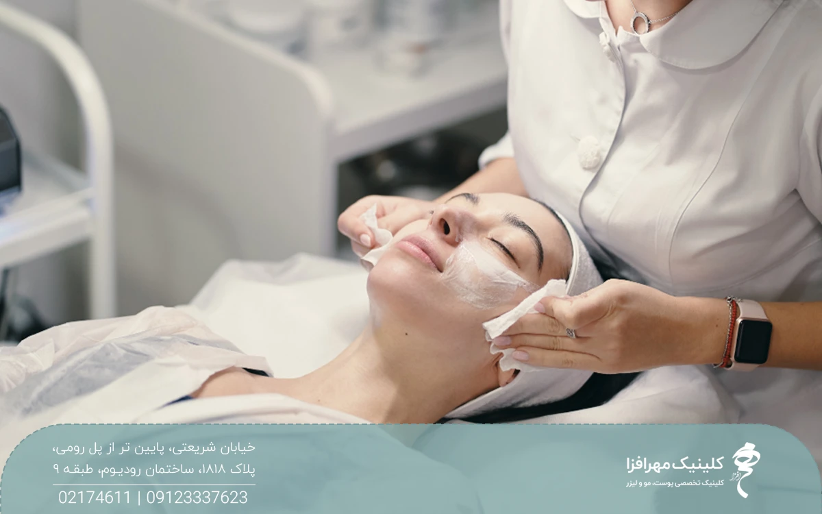 دختری که روی تخت کلینیک دراز کشیده و چشم خود را بسته و پزشک ماسک جوانساز روی صورت او گذاشته است