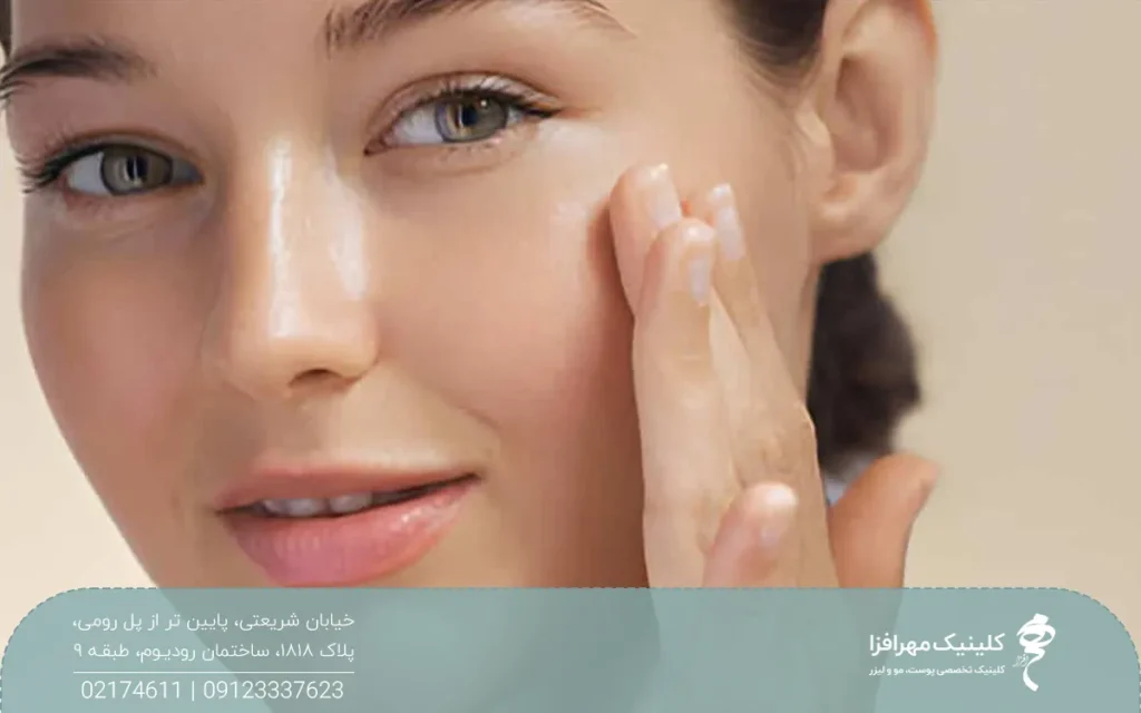 دختری که لبخند زده و دستش روی صورتش است