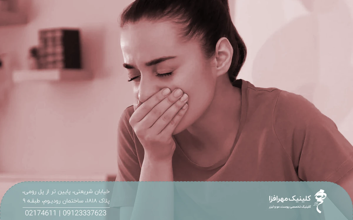 خانمی که حالت تهوع دارد و دستش چلوی دهنش است