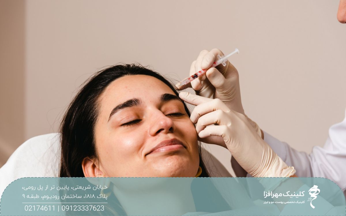 دختری که چشم خود را بسته و لبخند زده و پزشک به پیشانی او بوتاکس میگرن تزریق می کند