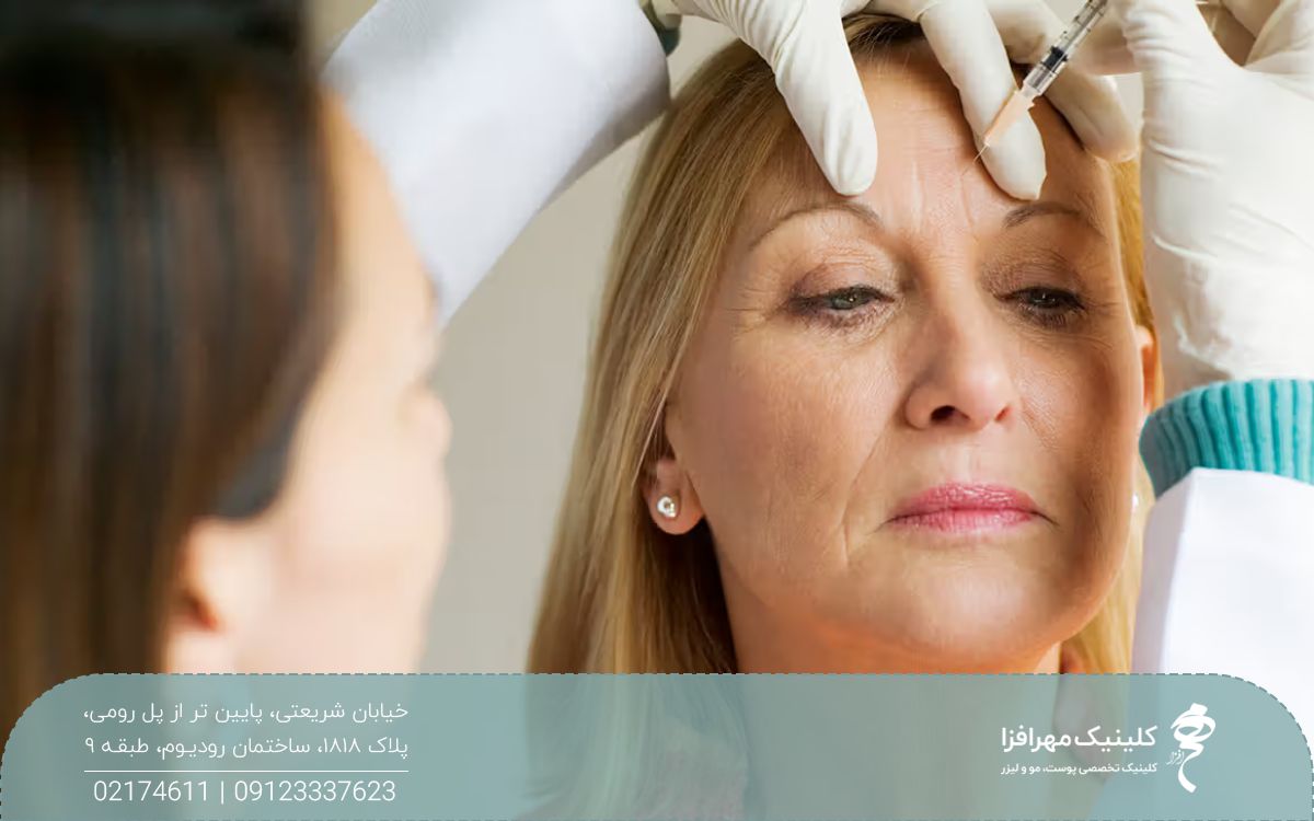 زن میانسالی که پزشک بین ابروهای او بوتاکس تزریق می کند