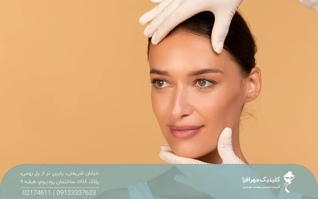 دستان دکتری که یک دستش از بالای سر و دست دیگر زیر چانه خانم را نگه داشته است