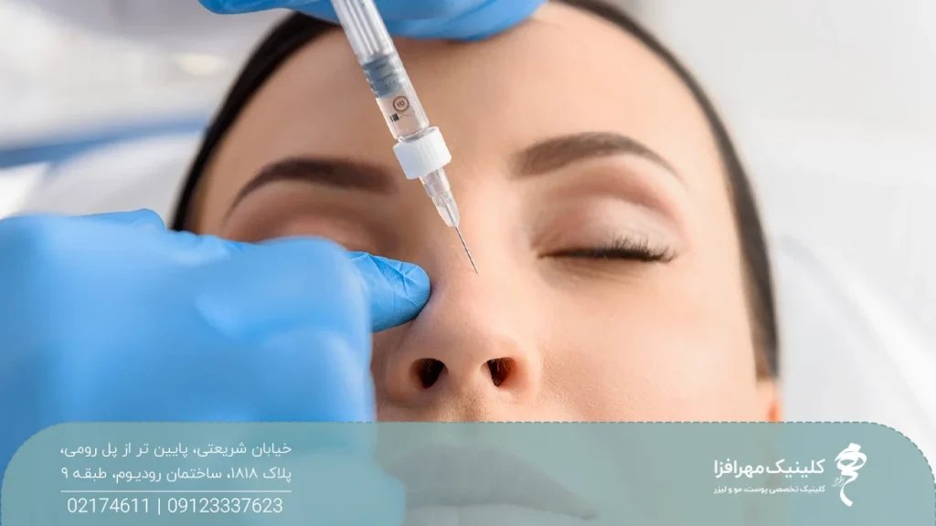 عکس دختری که پزشک به بینی او فیلر تزریق می کند